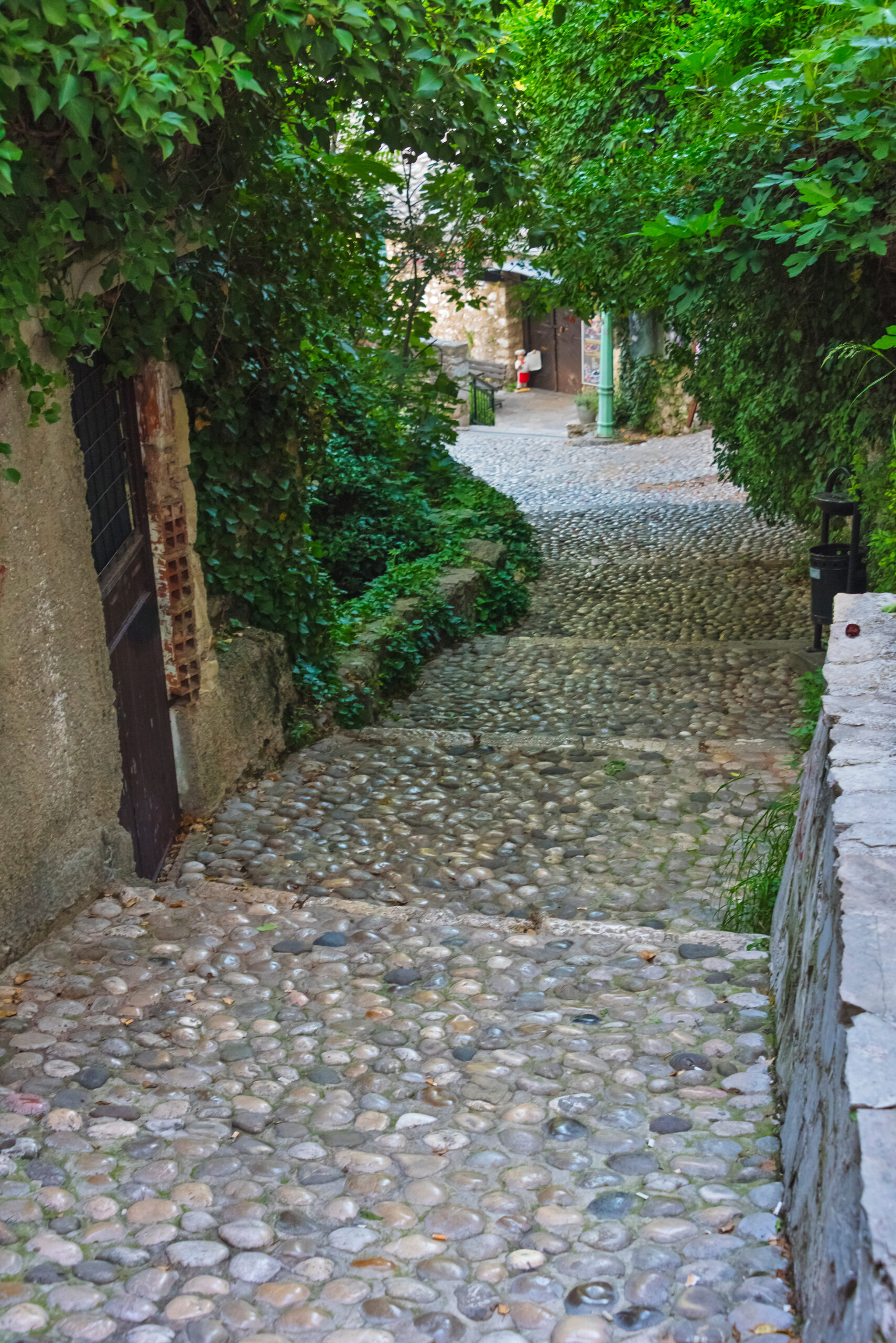 cobblestone-street- steps-leading-down
